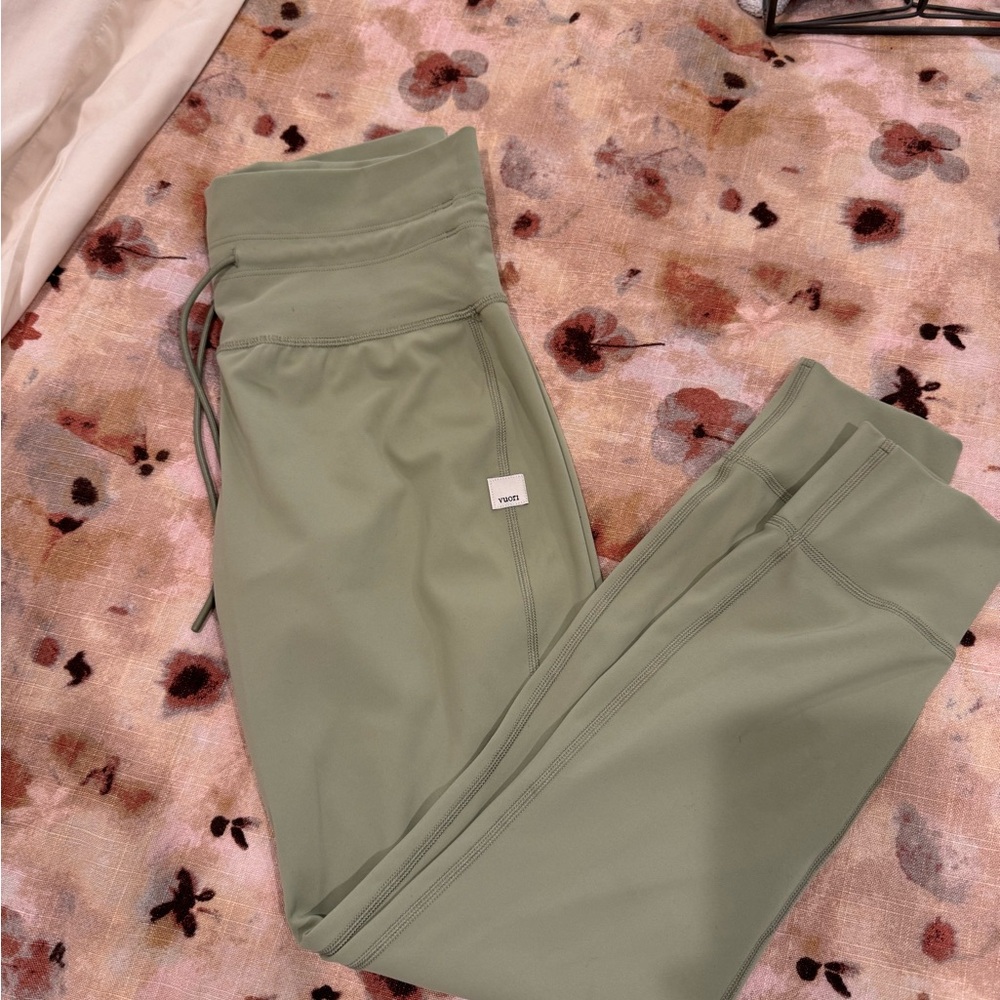 Vuori daily form leggings.